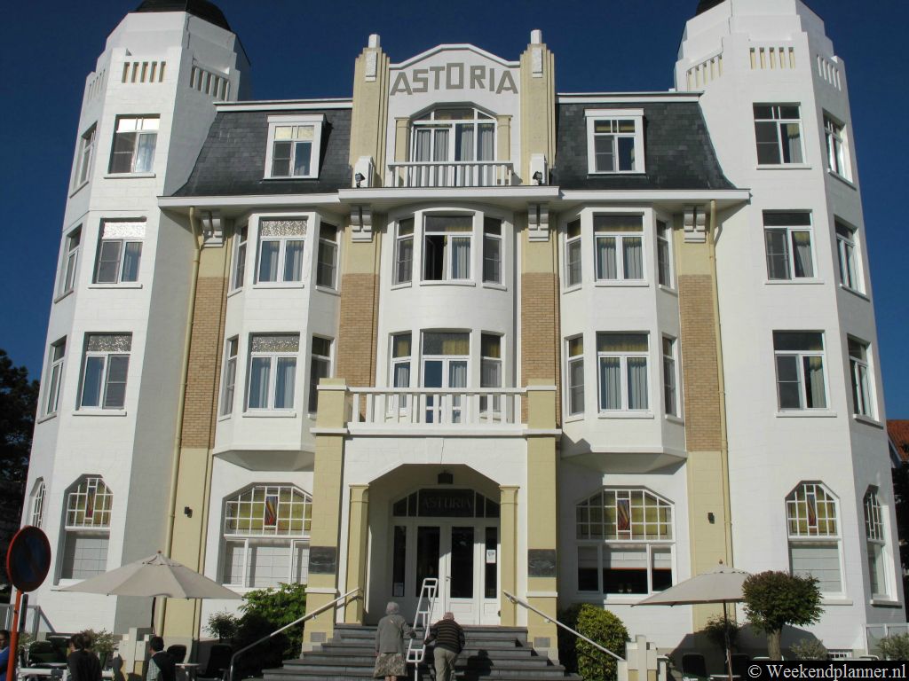Dit is Hotel Astoria in de Leopoldlaan, in het hart van de badplaats De Haan. Hotel Astoria is rond 1930 in de Art Deco stijl gebouwd. Er zijn 65 kamers in dit driesterrenhotel.  Tips: De mooiste hotels in de badplaats De Haan.